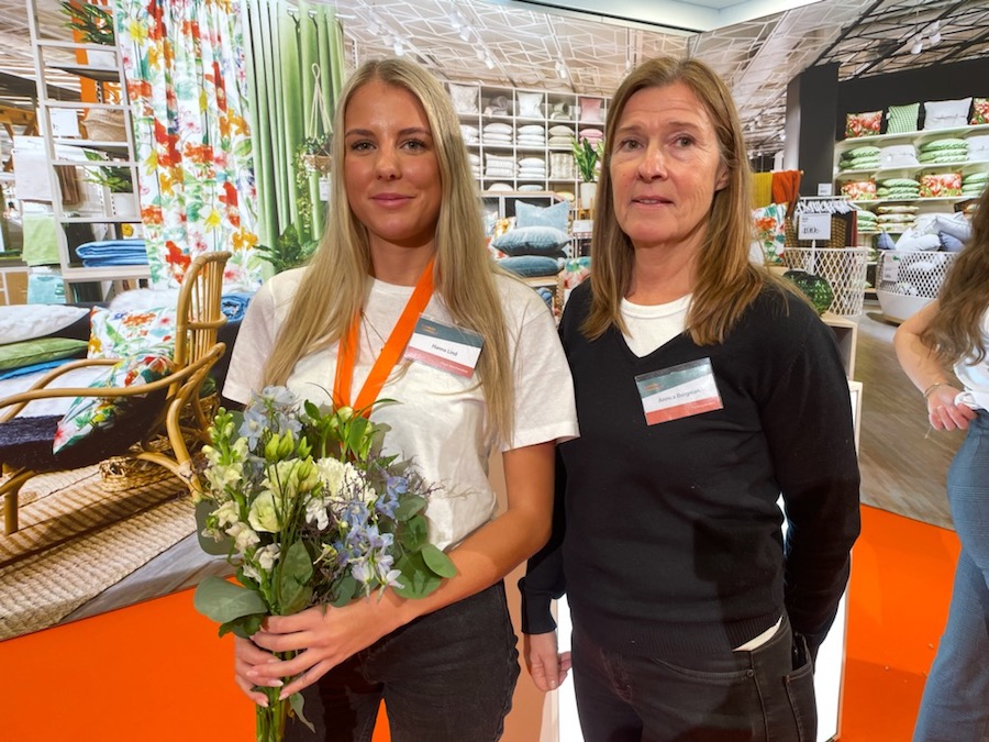 Vinnare av Yrkes SM 2022, Hanna Lind tillsammans med tävlingsledare Annica Bergman.